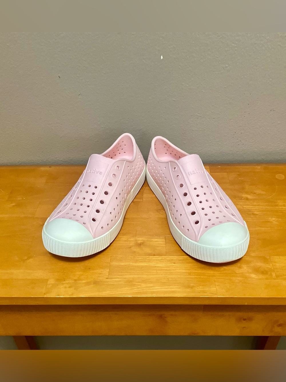 Native Jefferson Child Shoes, Pastel Pink with White - Size J5 (VGUC)